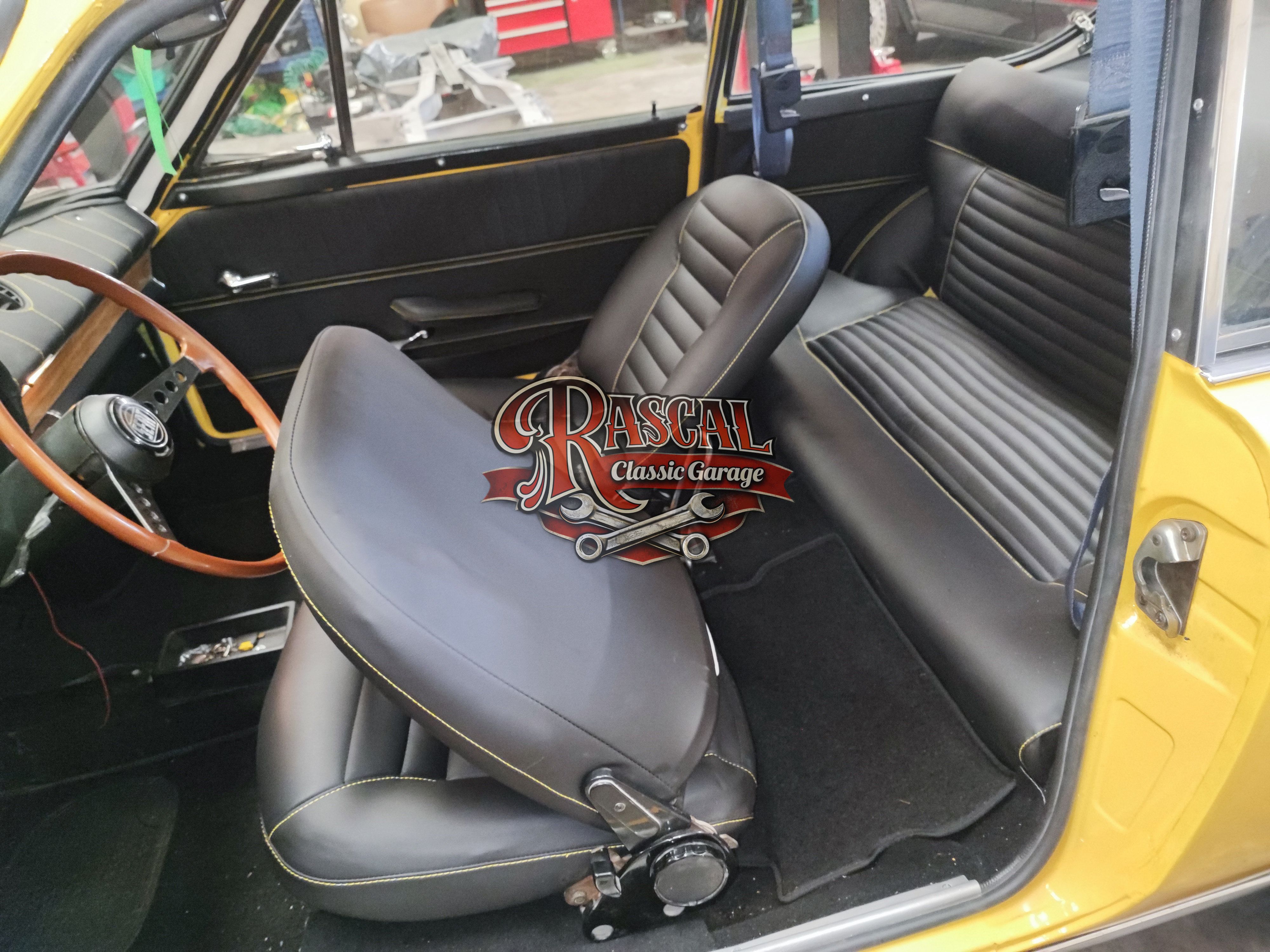 SEAT 850 SPORT -- INTERIOR